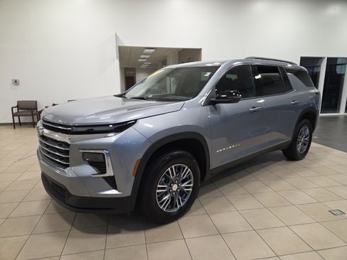 Used 2025 Chevrolet Traverse LT image 3