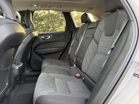 Used 2022 Volvo XC60 B5 Momentum image 13