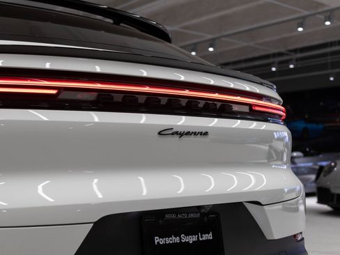 Certified 2025 Porsche Cayenne Coupe image 33