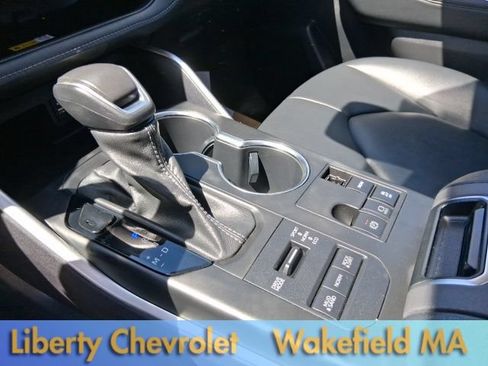 Used 2023 Toyota Highlander XLE AWD/4WD image 19