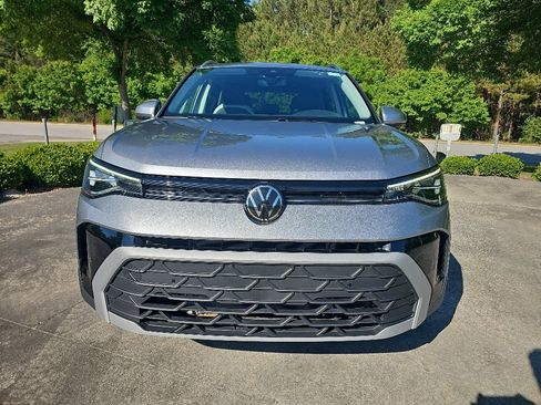 Used 2025 Volkswagen Taos SE FWD image 4