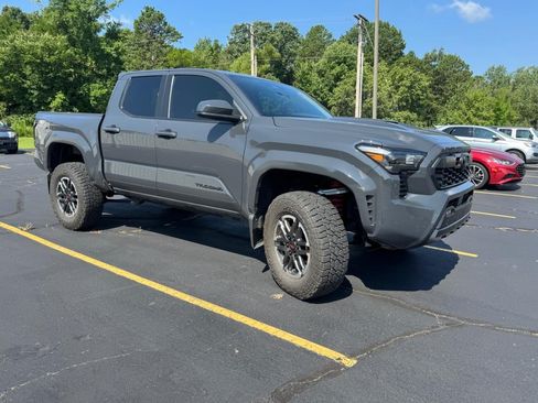 Used 2025 Toyota Tacoma TRD Sport AWD/4WD image 6