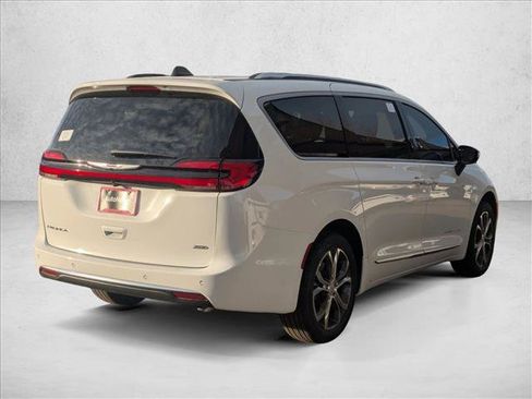 New 2026 Chrysler Pacifica Pinnacle AWD/4WD image 2
