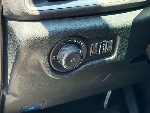 Used 2025 Chrysler Pacifica Select FWD image 10