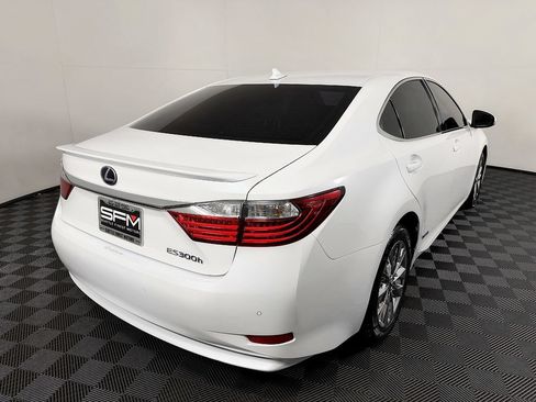 Used 2014 Lexus ES 300h w/ Luxury Package w/Bamboo Trim FWD image 8