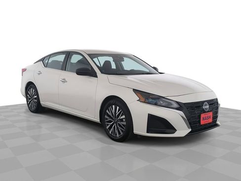 Used 2025 Nissan Altima 2.5 SV image 1