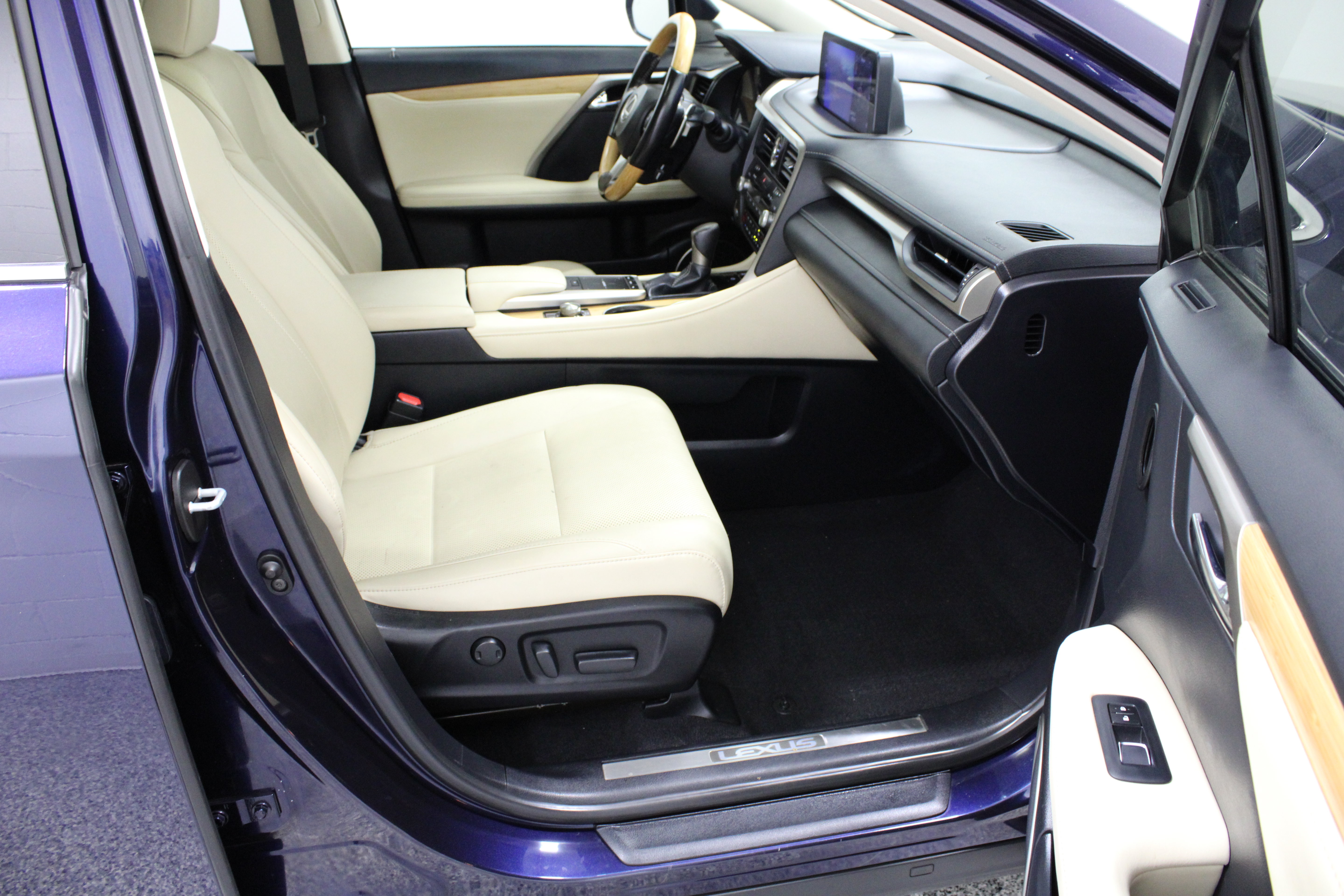 Used 2022 Lexus RX 350L FWD w/ Premium Package image 42