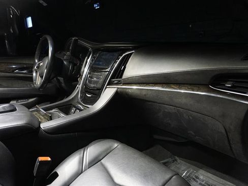 Used 2016 Cadillac Escalade Platinum image 21