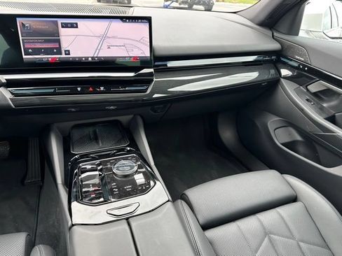 Used 2025 BMW 530i xDrive w/ Premium Package AWD/4WD image 13