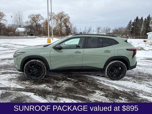 Used 2025 Chevrolet Trax ACTIV w/ Sunroof Package image 2