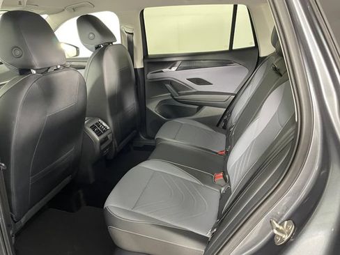 Used 2025 Volkswagen Tiguan SE FWD image 17