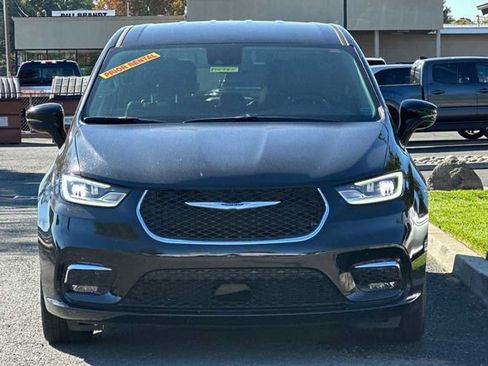 Used 2024 Chrysler Pacifica Touring-L image 6