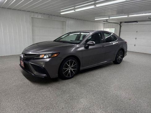 Used 2021 Toyota Camry SE FWD image 3