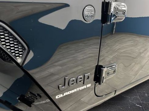 Used 2023 Jeep Gladiator Overland image 40