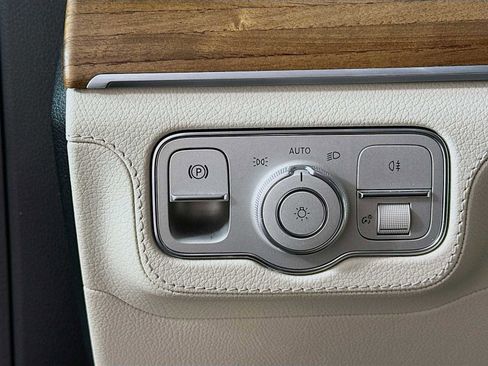 Used 2024 Mercedes-Benz GLS 580 4MATIC image 14