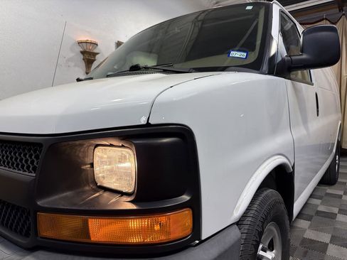 Used 2017 Chevrolet Express 2500 image 8