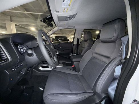 Used 2024 Nissan Frontier SV w/ SV Convenience Package image 2