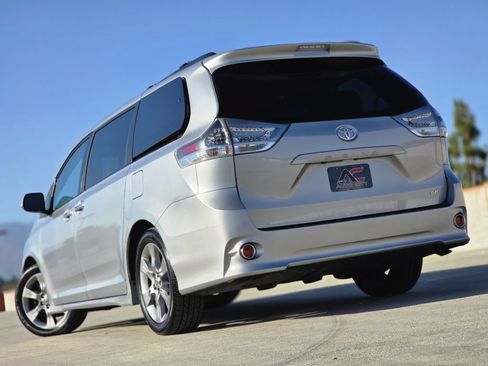Used 2014 Toyota Sienna SE FWD image 2