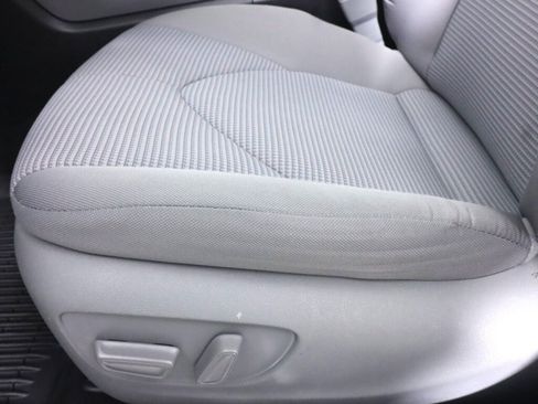 Used 2020 Toyota Highlander LE AWD/4WD image 29