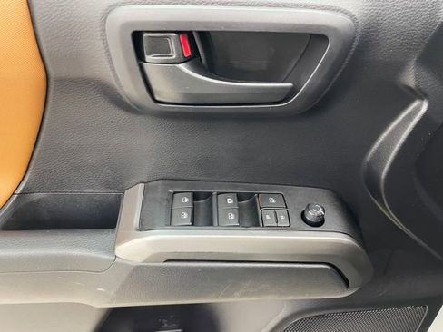 Used 2020 Toyota Tacoma SR5 image 12