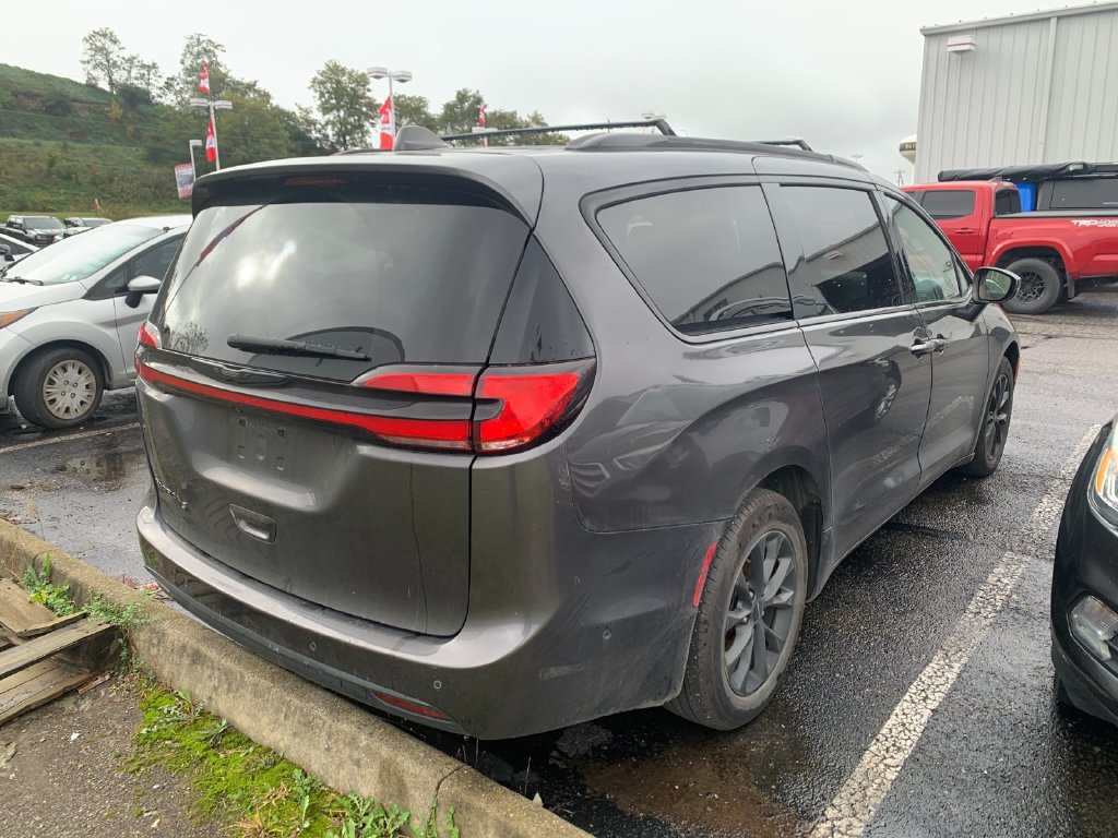 Used 2021 Chrysler Pacifica Touring-L w/ Uconnect Theater Family Group FWD image 2