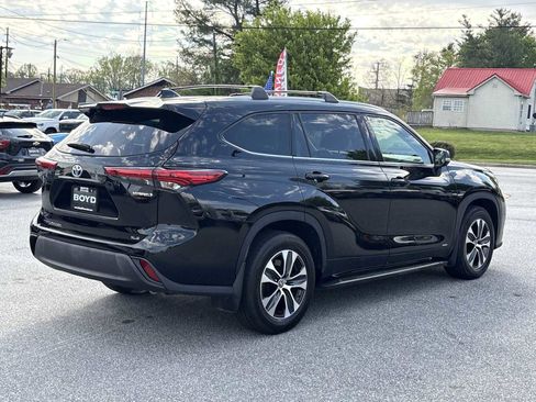 Used 2022 Toyota Highlander XLE AWD/4WD image 8