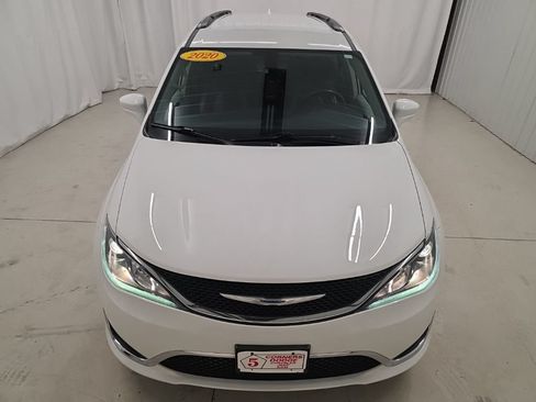 Used 2020 Chrysler Pacifica Touring-L Plus FWD image 9