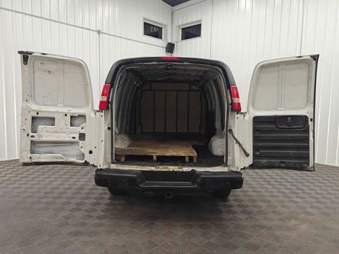 Used 2018 Chevrolet Express 3500 w/ Driver Convenience Package image 26