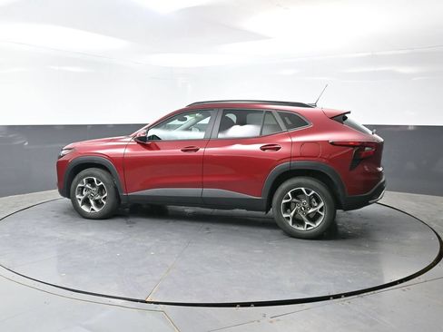 Used 2025 Chevrolet Trax LT FWD image 11