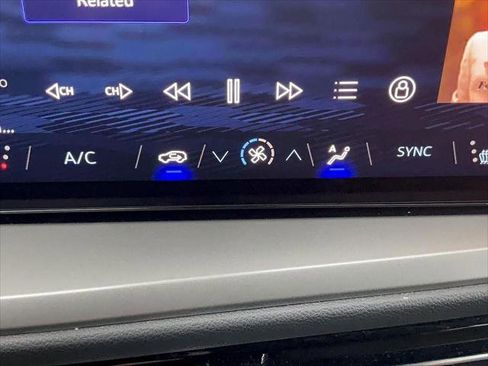 Used 2025 Chevrolet Traverse LT image 30