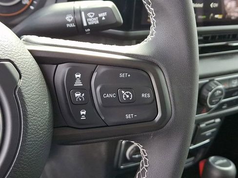 Used 2025 Jeep Gladiator Sport image 25