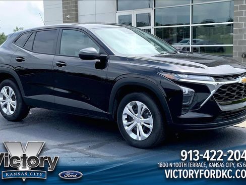 Used 2026 Chevrolet Trax LS FWD image 1