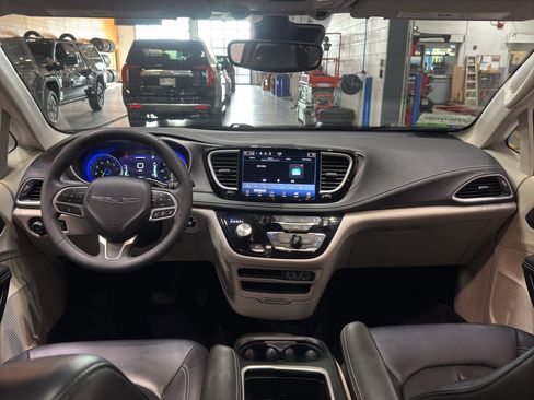Used 2023 Chrysler Pacifica Touring-L AWD/4WD image 14