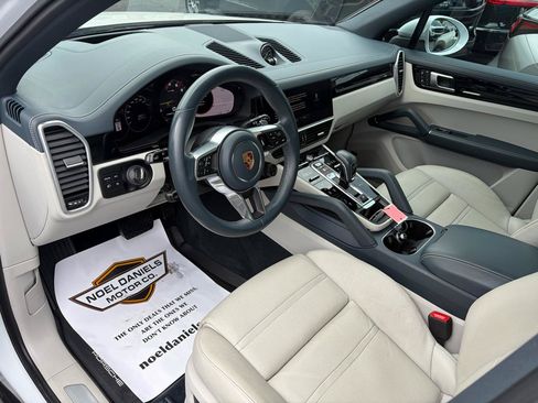 Used 2023 Porsche Cayenne AWD/4WD image 15