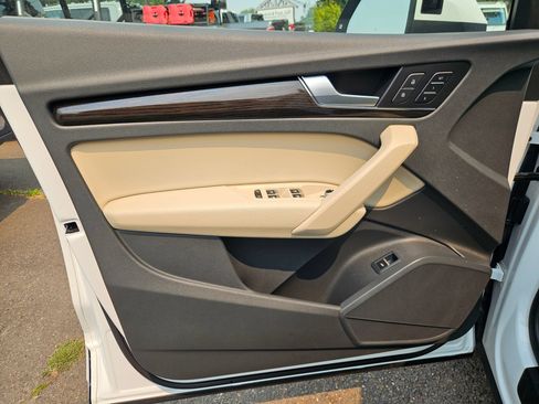 Used 2019 Audi Q5 2.0T Premium w/ Convenience Package AWD/4WD image 9