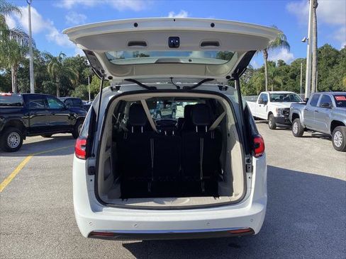 Used 2023 Chrysler Pacifica Touring-L FWD image 13
