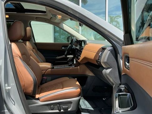 Used 2024 Nissan Pathfinder Platinum FWD image 19