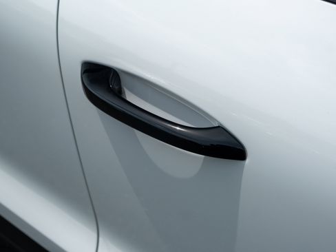 Certified 2021 Porsche Macan S AWD/4WD image 18