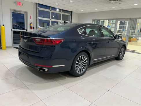 Used 2017 Kia Cadenza Premium w/ Luxury Package FWD image 6