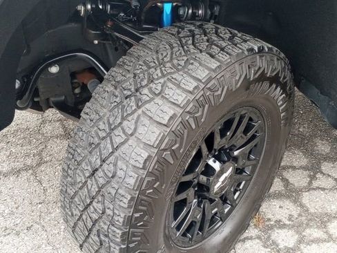 Used 2024 Chevrolet Silverado 2500 ZR2 w/ Technology Package image 10