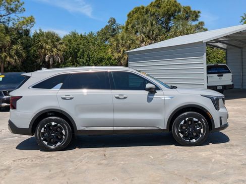 Certified 2025 Kia Sorento S image 9