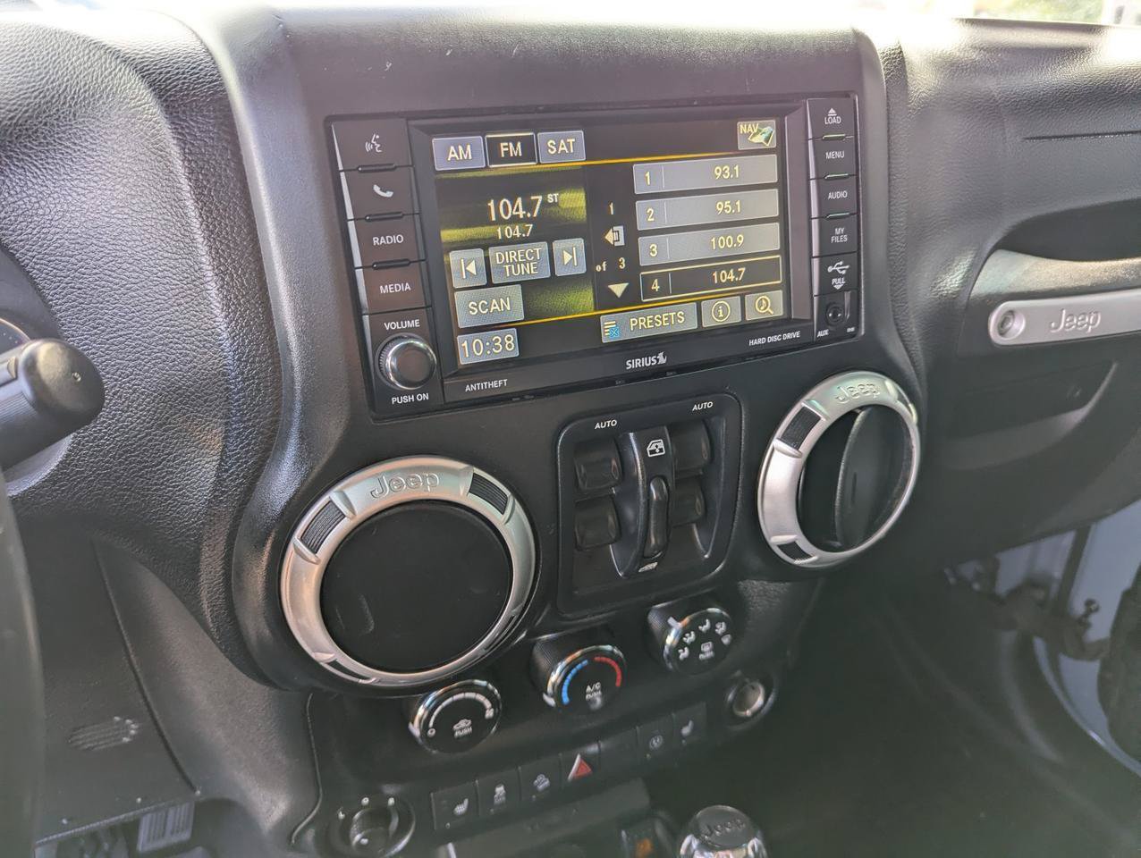 Used 2014 Jeep Wrangler Unlimited Sahara w/ Connectivity Group AWD/4WD image 15
