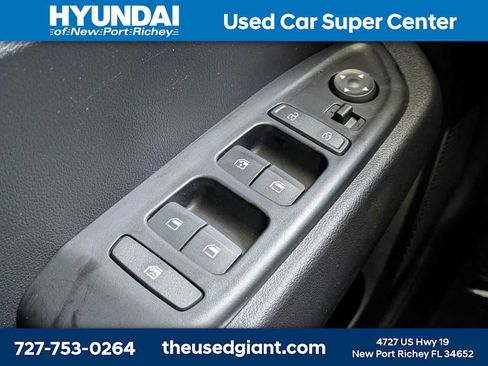 Certified 2025 Hyundai Venue Limited FWD image 25