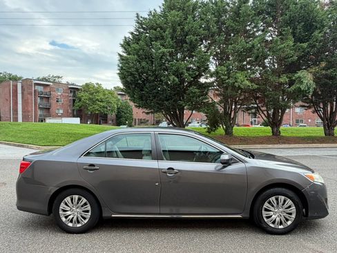 Used 2014 Toyota Camry LE FWD image 8