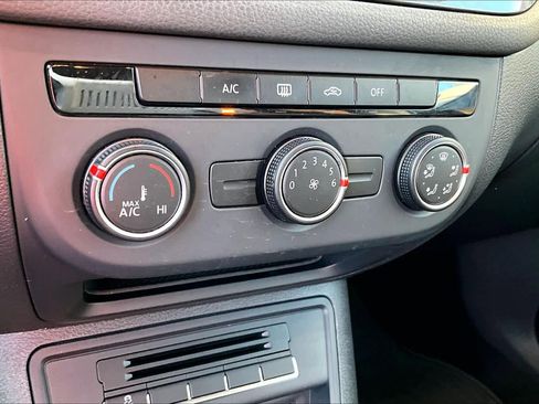 Used 2017 Volkswagen Tiguan Limited image 31