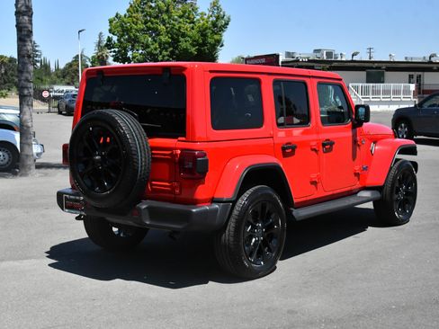 Used 2025 Jeep Wrangler Unlimited Sahara AWD/4WD image 8