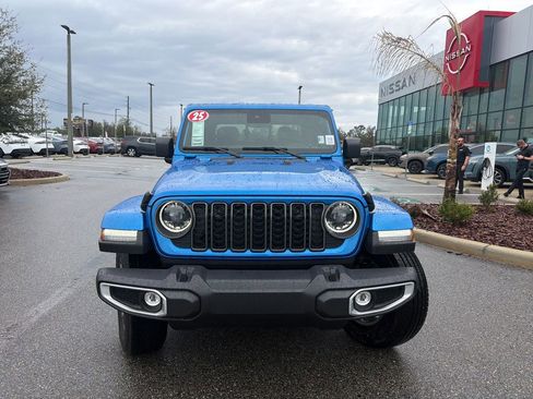 Used 2025 Jeep Gladiator Sport w/ Premium Package image 2