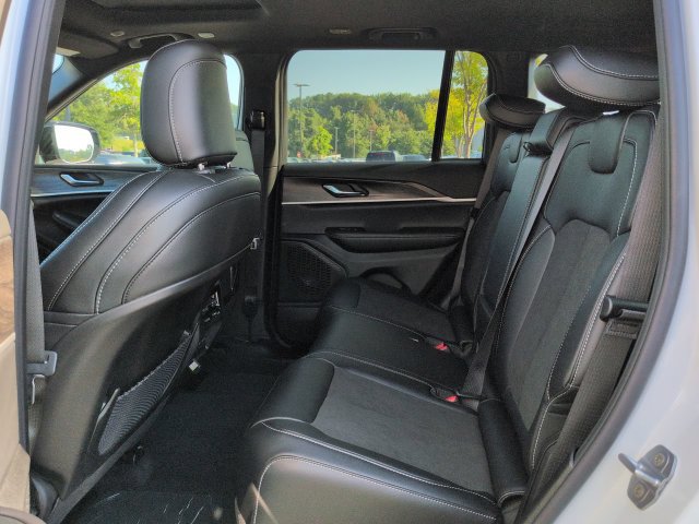 New 2027 Jeep Grand Cherokee Altitude RWD image 12