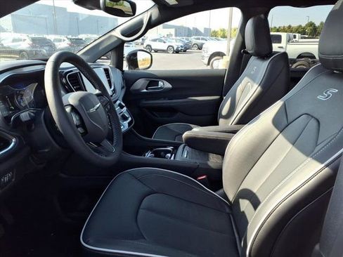 New 2026 Chrysler Pacifica Limited w/ S Appearance Package FWD image 14