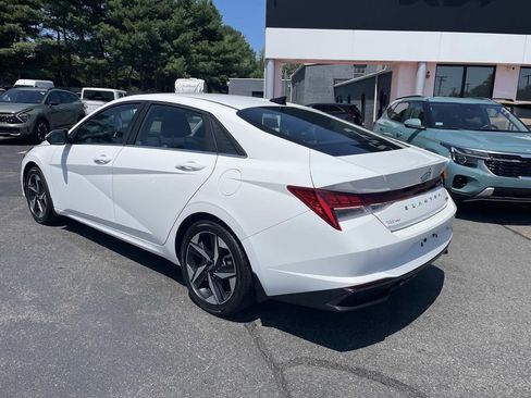 Used 2023 Hyundai Elantra Limited w/ Preferred Accessory Package FWD image 3